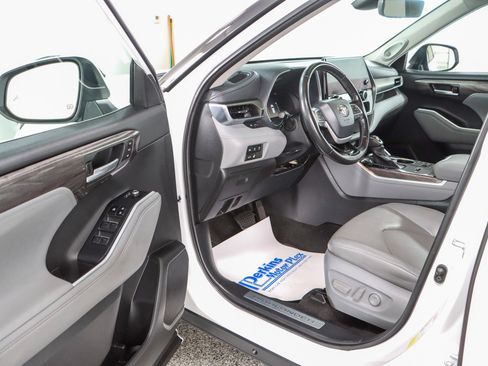 Used 2023 Toyota Highlander Limited FWD image 3
