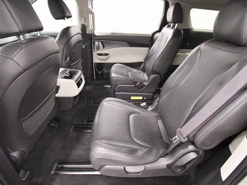 Certified 2024 Kia Carnival LX image 15