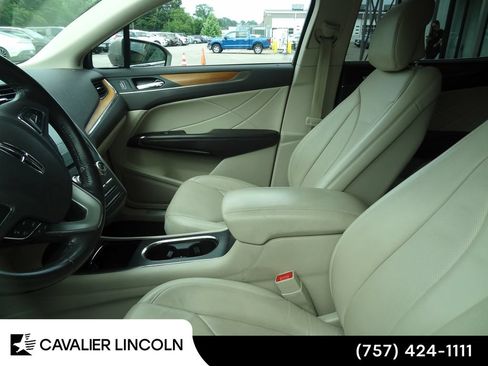 Used 2017 Lincoln MKC Select w/ Select Plus Package FWD image 10