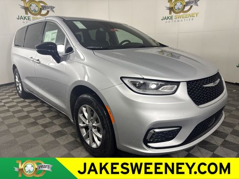 New 2026 Chrysler Pacifica Select image 1