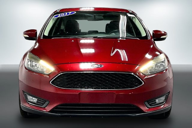 Used 2017 Ford Focus SEL w/ Cold Weather Package FWD image 2