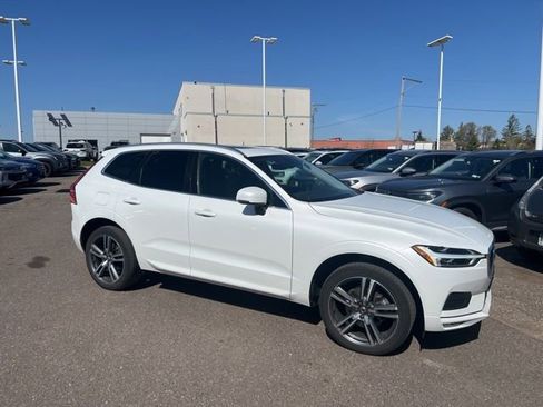 Used 2021 Volvo XC60 T5 Momentum w/ Advanced Package image 1