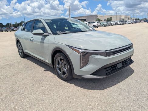 Certified 2025 Kia K4 FWD image 2