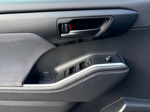 Used 2024 Toyota Highlander LE image 12