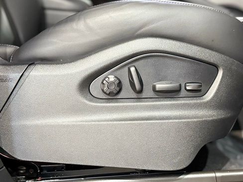 Used 2025 Porsche Cayenne Coupe AWD/4WD image 58