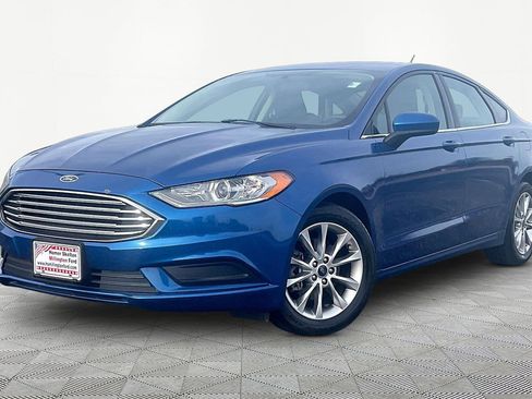Used 2017 Ford Fusion SE w/ Fusion SE Technology Package image 2