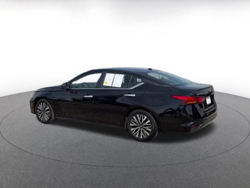 Used 2025 Nissan Altima 2.5 SV FWD image 8