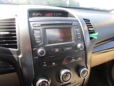 Used 2013 Kia Sorento LX w/ Convenience Pkg image 13