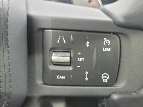 Used 2025 Land Rover Defender 110 V8 AWD/4WD image 21