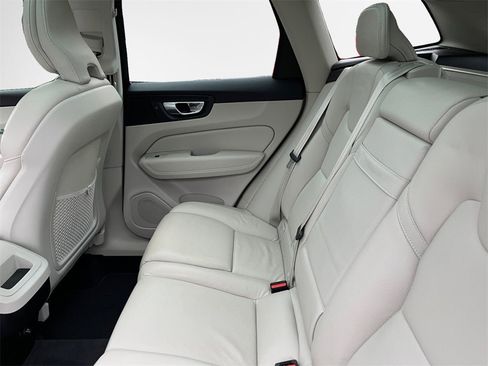 Used 2020 Volvo XC60 T5 Momentum image 14