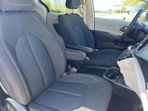 Used 2022 Chrysler Voyager LX image 20