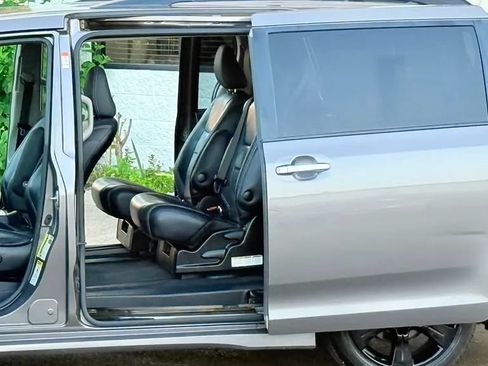 Used 2015 Toyota Sienna SE FWD image 5