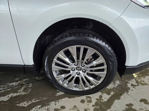 Used 2023 Toyota Venza XLE image 9