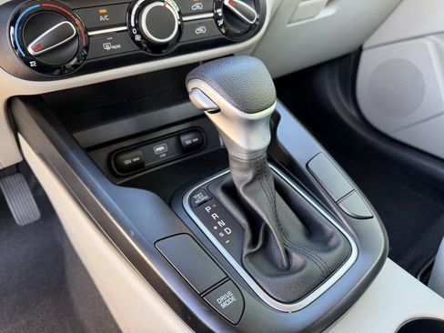 Certified 2025 Kia Soul LX image 22