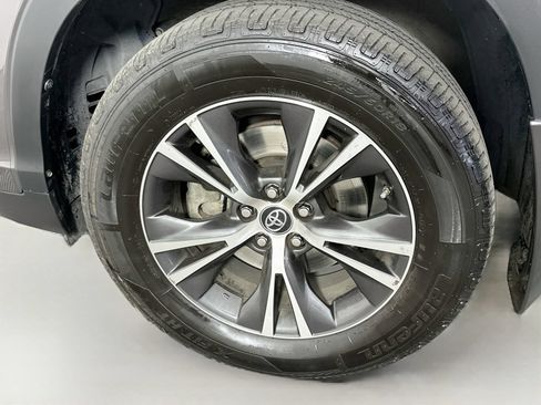 Used 2019 Toyota Highlander LE AWD/4WD image 30