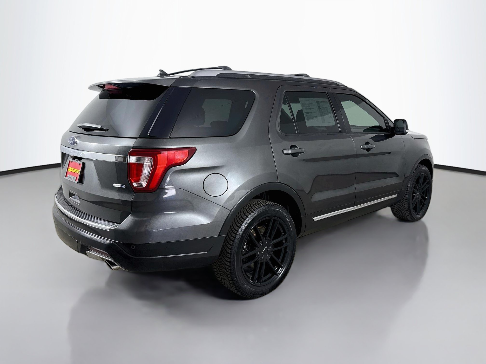 Used 2018 Ford Explorer XLT w/ Equipment Group 202A AWD/4WD image 8