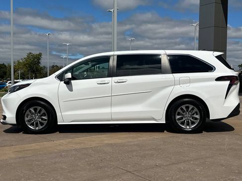 Certified 2024 Toyota Sienna LE AWD/4WD image 8