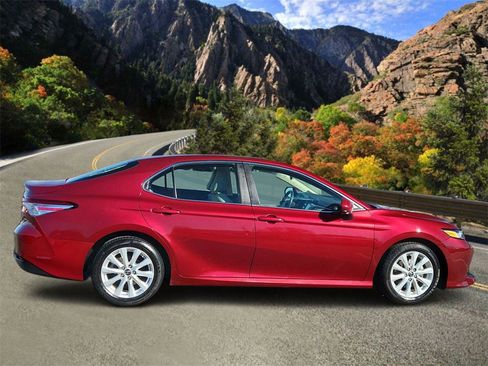 Used 2018 Toyota Camry LE image 2