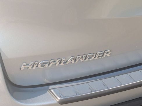 Used 2018 Toyota Highlander XLE w/ Carpet Mat Package (TMS) AWD/4WD image 11