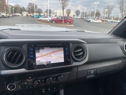 Used 2019 Toyota Tacoma TRD Sport image 9