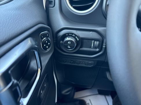 Used 2025 Jeep Gladiator Sport w/ Premium Package image 15