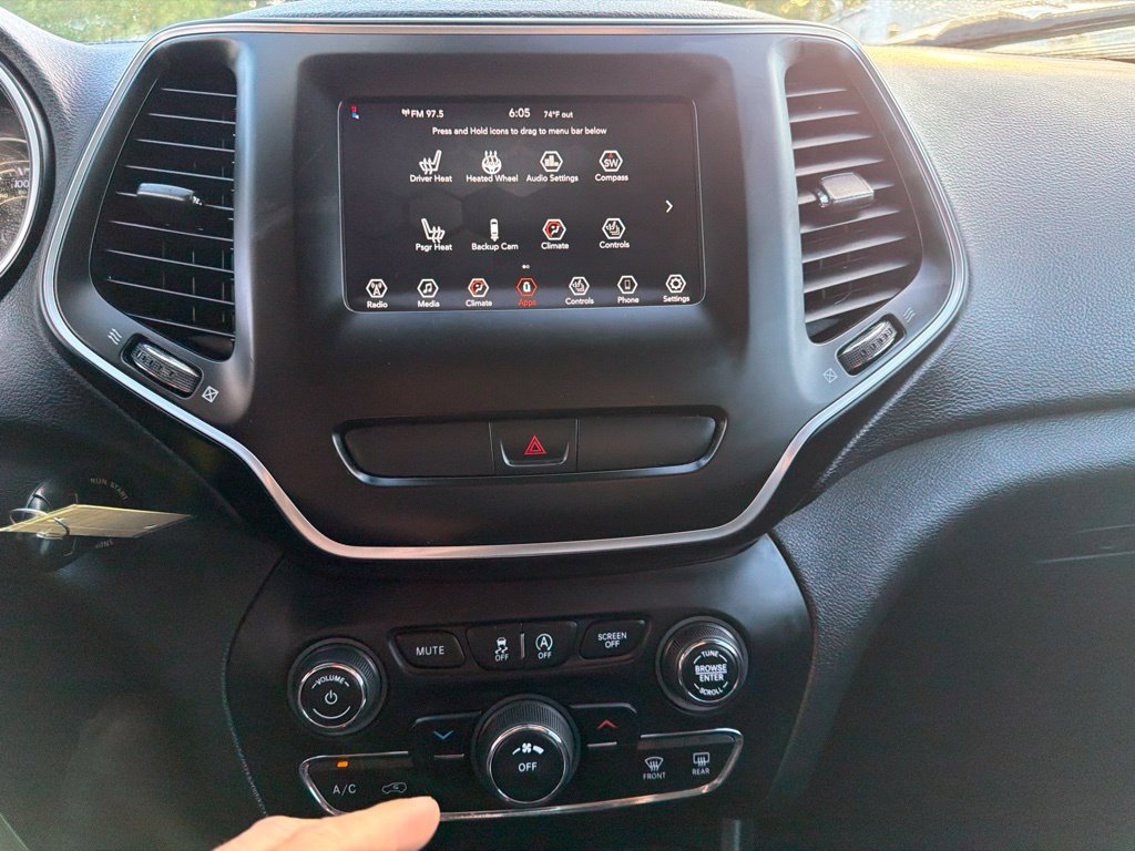 Used 2019 Jeep Cherokee Latitude w/ Cold Weather Group AWD/4WD image 20