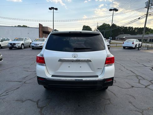 Used 2013 Toyota Highlander Plus AWD/4WD image 4
