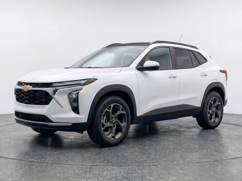 Used 2025 Chevrolet Trax LT FWD image 3
