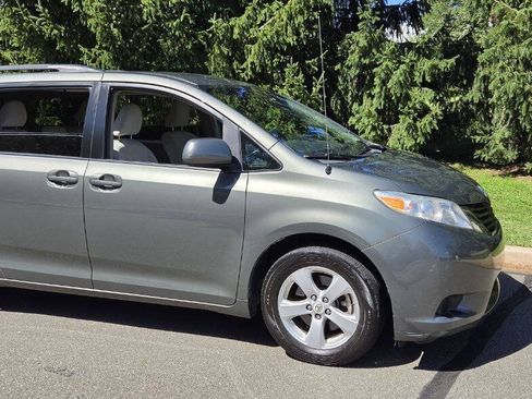 Used 2011 Toyota Sienna LE FWD image 2