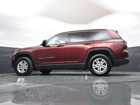 Used 2024 Jeep Grand Cherokee Laredo AWD/4WD image 43