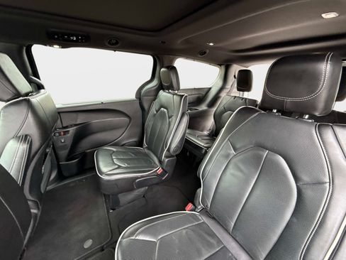 Used 2025 Chrysler Pacifica Limited FWD image 15