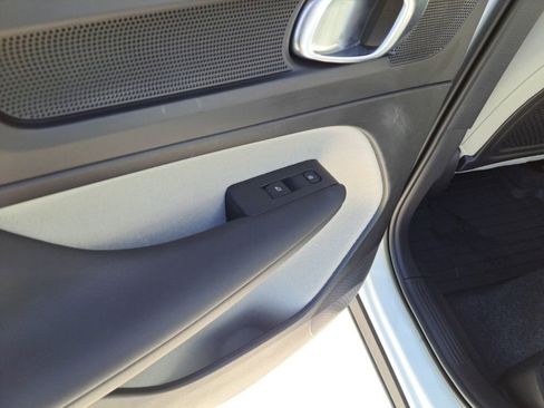 Used 2023 Volvo XC40 B4 Ultimate image 11