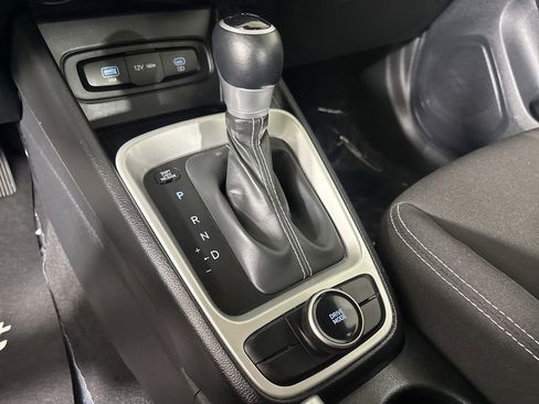 Used 2025 Hyundai Venue SEL FWD image 19