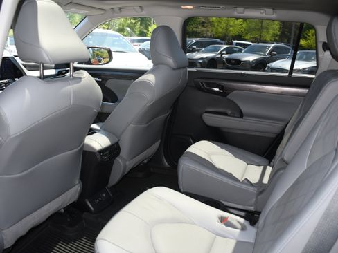 Used 2021 Toyota Highlander Platinum image 17