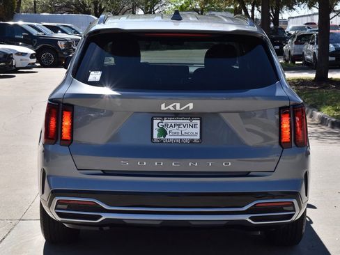 Used 2022 Kia Sorento EX image 9