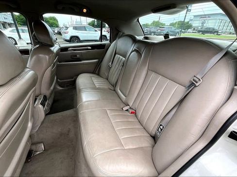Used 2003 Lincoln Town Car Signature RWD image 18