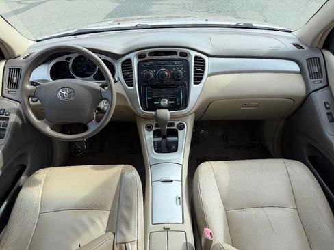 Used 2006 Toyota Highlander 4WD w/ 3rd Row image 12