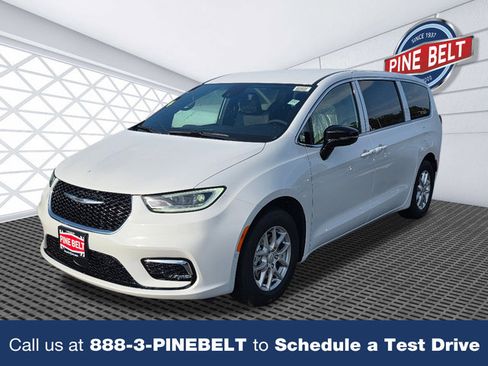 New 2026 Chrysler Pacifica Select image 1