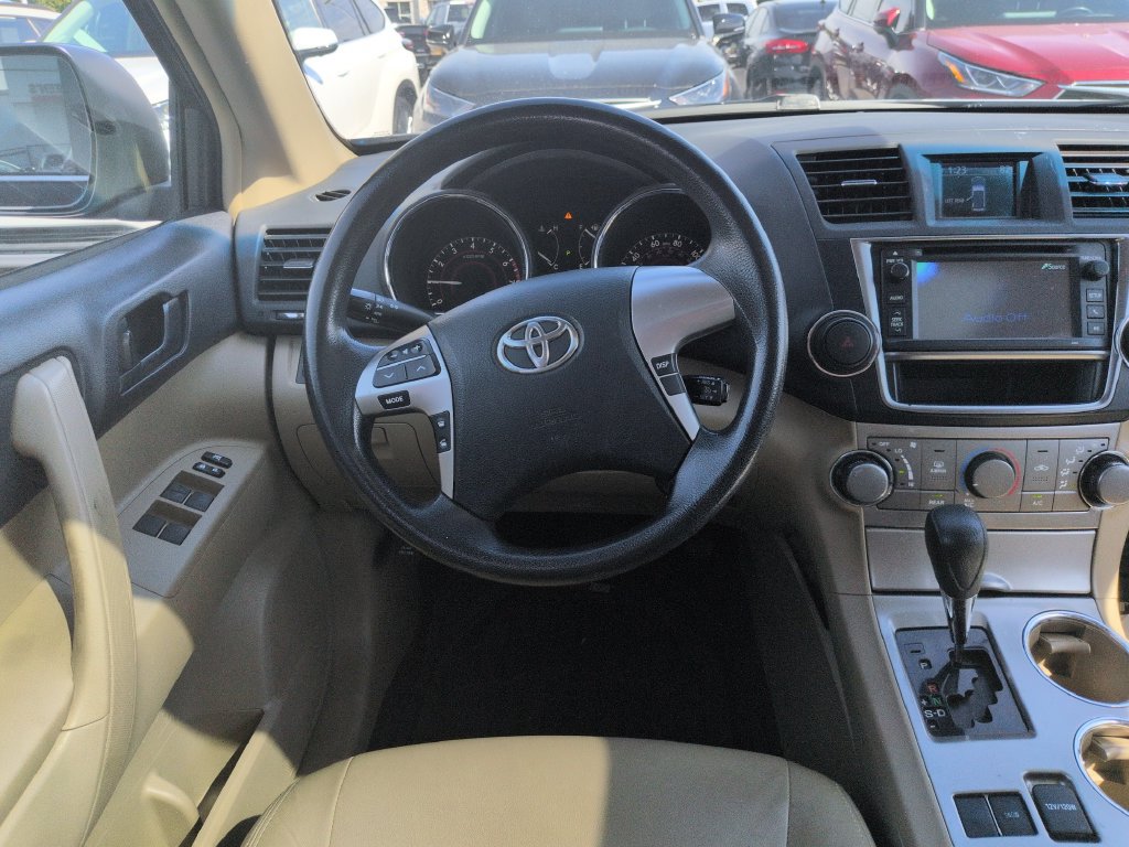 Used 2013 Toyota Highlander FWD w/ Cold Weather Pkg image 13