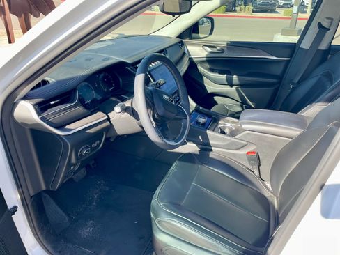 Used 2024 Jeep Grand Cherokee Limited w/ Black Appearance Package image 10