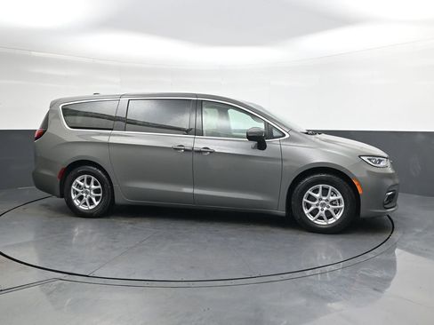Used 2023 Chrysler Pacifica Touring-L image 3