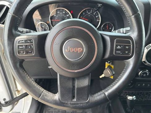Used 2015 Jeep Wrangler Unlimited Sahara w/ Dual Top Group AWD/4WD image 27