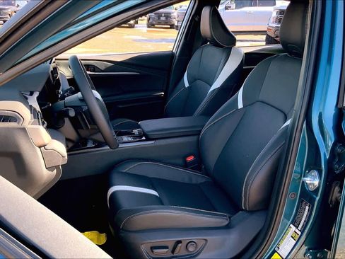 Used 2025 Toyota Camry SE w/ Convenience Package image 8