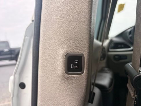 Used 2023 Chrysler Pacifica Touring-L FWD image 15