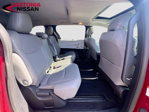 Used 2025 Toyota Sienna XLE image 38