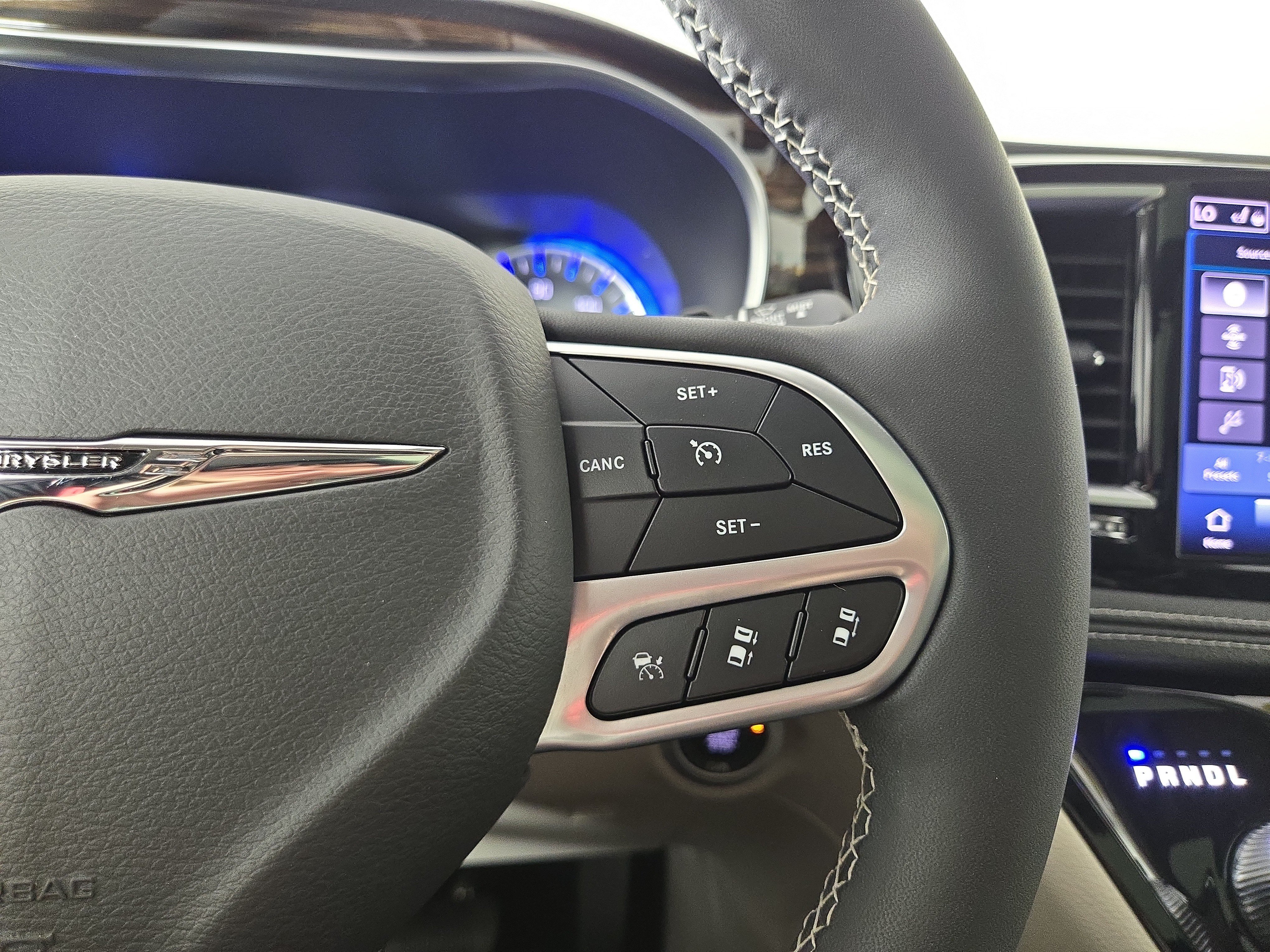 Used 2024 Chrysler Pacifica Limited FWD image 17