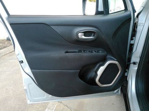 Used 2017 Jeep Renegade Latitude w/ Cold Weather Group AWD/4WD image 11