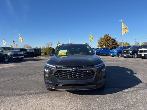 Used 2025 Chevrolet Trax RS w/ Driver Confidence Package image 2