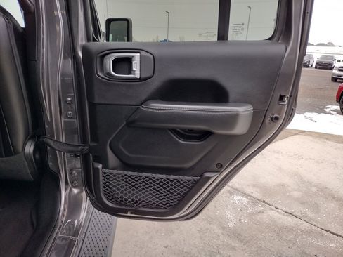 Used 2021 Jeep Gladiator Overland w/ Uconnect 4C Nav & Sound Group image 21