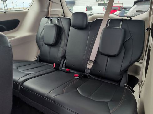 Used 2017 Chrysler Pacifica Touring-L image 18